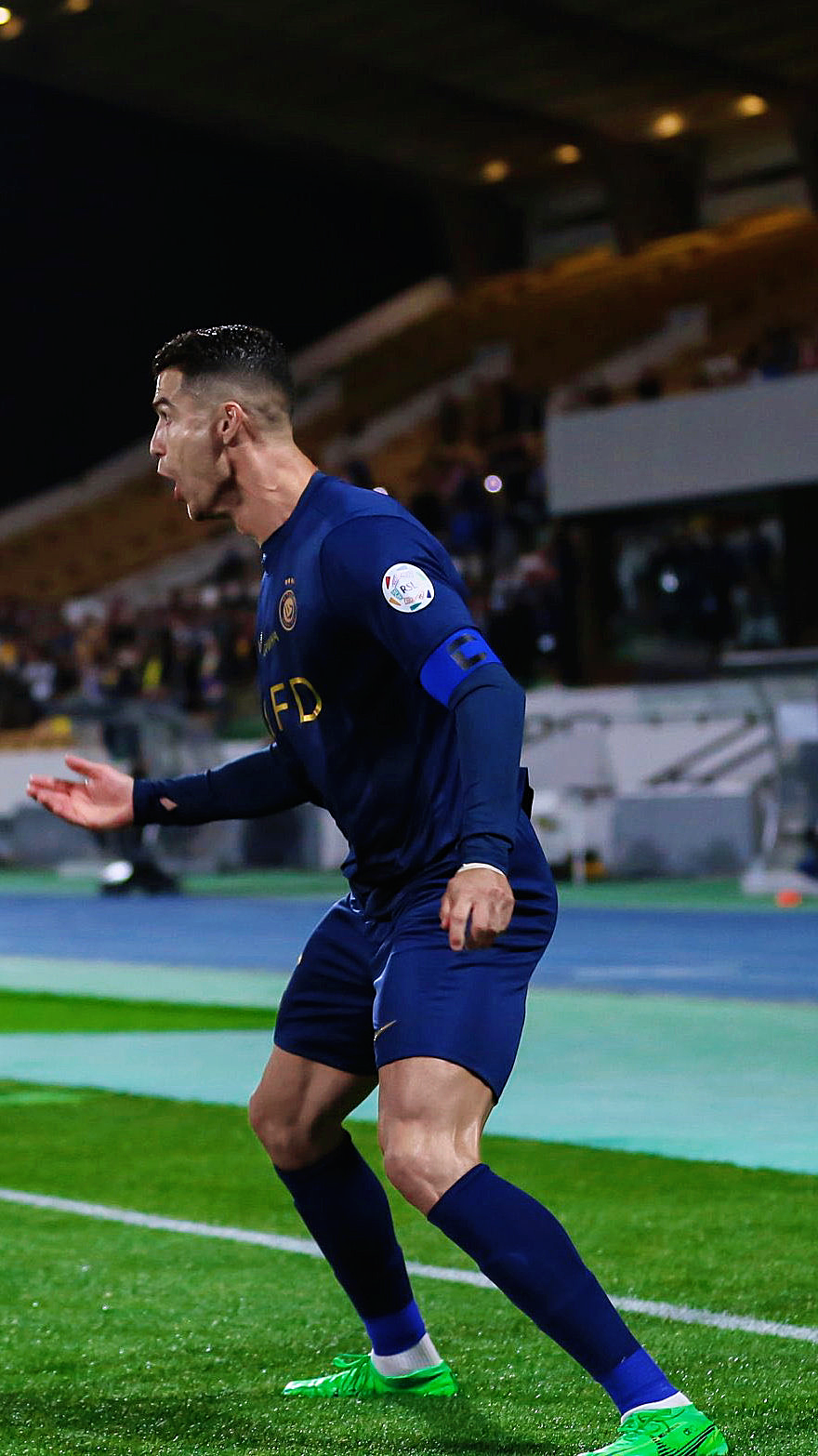 江南体育- C罗重返赛场，领先优势明显首场状态出色，尤文图斯观众沸腾！气势如虹延续